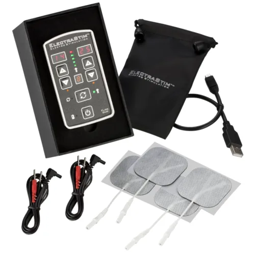 Elektrostimulationsgerät mit Kabeln, Elektrodenpads, USB-Kabel und Aufbewahrungstasche auf weißem Hintergrund.