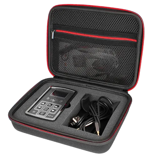 Schwarzes Etui mit rotem Reißverschluss, enthält ein elektronisches Gerät und Kabel in Schaumstoffeinlage.