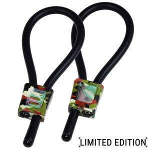 Zwei schwarze Kabel mit bunten Steckern in Tarnmuster, beschriftet mit 