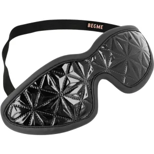 Schwarze Augenmaske mit geometrischem Muster und elastischem Band, Aufschrift 