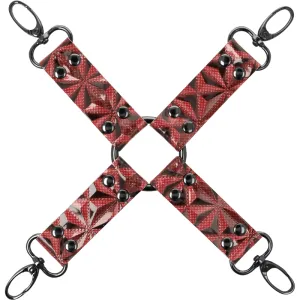 Rotes, sternförmiges Geschirr mit schwarzen Nieten und Haken an den Enden, in X-Form angeordnet.