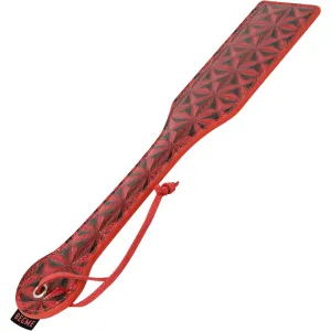 Rote Paddel mit geometrischem Muster und Schlaufe am Griff.