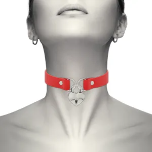 Person mit rotem Halsband und herzförmigem Schloss.