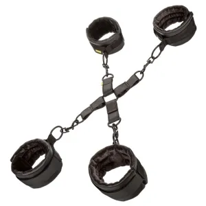 Schwarze Hand- und Fußfesseln mit weichem Innenfutter, verbunden durch verstellbare Riemen und Metallringe.