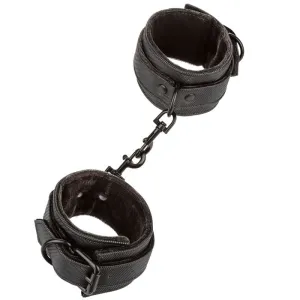 Schwarze Handfesseln aus Stoff mit Kette verbunden, auf weißem Hintergrund.
