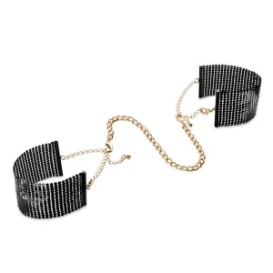 Schwarze Armbänder mit goldener Kette verbunden, auf weißem Hintergrund.