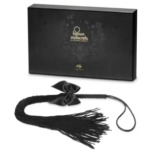 Schwarze Geschenkbox und Peitsche mit Fransen und Schleife, Produkt von Bijoux Indiscrets.