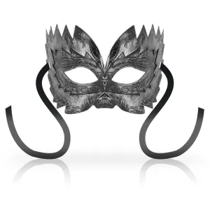 Silberne venezianische Maske mit schwarzen Bändern und dekorativen Mustern auf weißem Hintergrund.