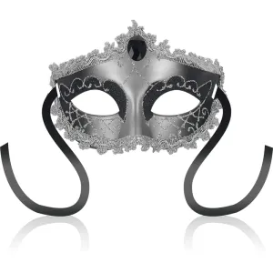Silberne venezianische Maske mit schwarzem Band und Spitzenverzierungen.