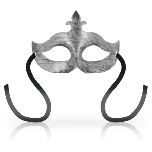 Silberne venezianische Maske mit schwarzen Bändern auf weißem Hintergrund.