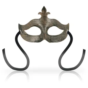 Holzmaske mit schwarzem Band, venezianischer Stil, auf weißem Hintergrund.