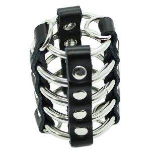 Schwarzes Lederarmband mit silbernen Metallringen und Nieten, in einem Gittermuster angeordnet.