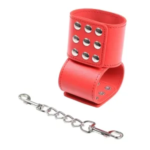 Rotes Lederarmband mit silbernen Nieten und abnehmbarer Kette.