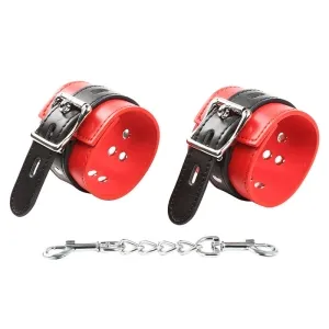Rote und schwarze Handfesseln mit Kette, aus Leder und Metall, auf weißem Hintergrund.