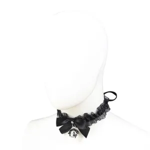 Schwarzes Halsband mit Schleife und Glöckchen an einem weißen Mannequin-Hals.