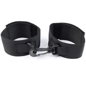 Schwarze Nylon-Handfesseln mit Klettverschluss und Karabinerhaken auf weißem Hintergrund.