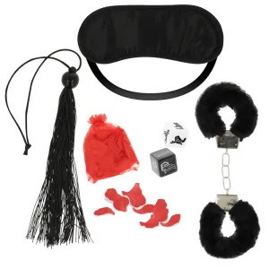 Set mit Augenmaske, Handschellen, Federkitzler, Würfeln und roten Blütenblättern auf weißem Hintergrund.