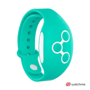 Türkises Armband mit drei weißen Knöpfen und einem Logo unten rechts.