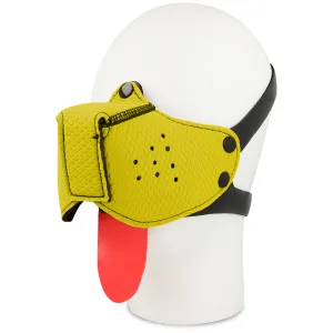 Gelbe Hundemaske mit roter Zunge und schwarzen Riemen auf einem weißen Modellkopf.