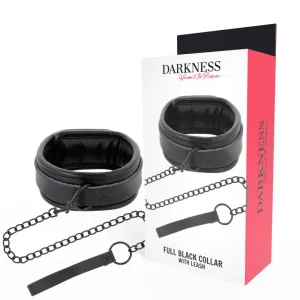 Schwarzes Halsband mit Kette und Verpackung mit der Aufschrift 