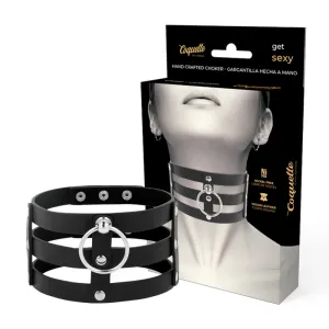 Schwarzes, handgefertigtes Choker-Halsband aus veganem Leder mit silbernem Ring, abgebildet vor der Verpackung.