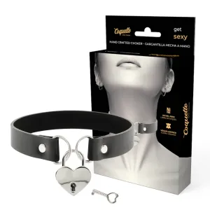 Schwarzes Halsband mit Herzschloss und Schlüssel, Verpackung zeigt Hals mit dem Halsband.