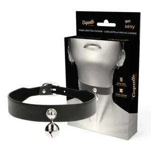 Schwarzes Choker-Halsband mit silberner Glocke, verpackt in einer Schachtel mit Bild eines Halses, vegan und nickelfrei.