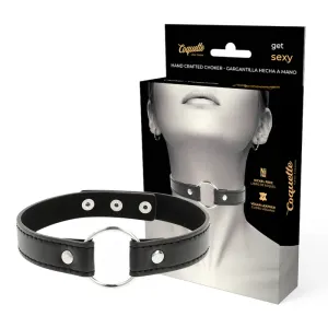 Schwarzes, handgefertigtes Choker-Halsband aus veganem Leder mit silbernem Ring, verpackt in einer stilvollen Box.