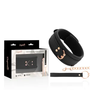 Schwarzes veganes Lederhalsband mit goldenen Details und Kette, neben der Verpackung.