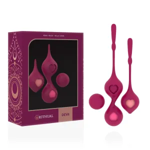 Rote Kegelbälle mit Herzdesign neben einer dekorativen Verpackung.