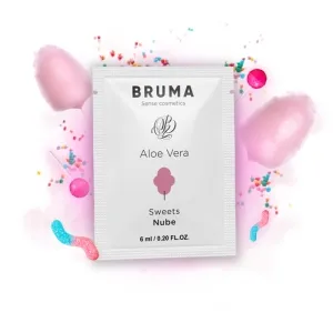 Kosmetikverpackung von Bruma mit Aloe Vera, umgeben von rosa Zuckerwatte und bunten Süßigkeiten.
