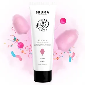 Tube mit Aloe Vera Gel, umgeben von Zuckerwatte, Lollis und bunten Streuseln auf weißem Hintergrund.