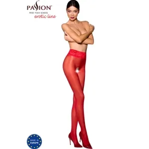 Frau in roten Strumpfhosen und High Heels, umarmt sich selbst, 