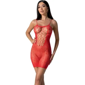 Frau in rotem, gemustertem Netzkleid mit Spaghettiträgern, posiert vor weißem Hintergrund.