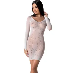 Frau in einem weißen, durchsichtigen Kleid mit langen Ärmeln und Lochmuster, posiert vor weißem Hintergrund.