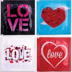 Vier Kondomverpackungen mit Liebesmotiven: "LOVE" in verschiedenen Designs und Herzgrafiken.