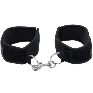 Schwarze Handfesseln mit Klettverschluss und Metallhaken, verbunden durch einen Ring.