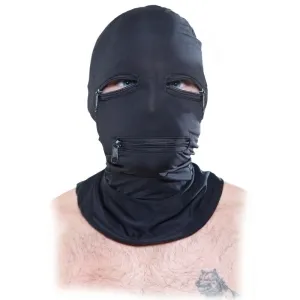 Person mit schwarzer Maske mit Reißverschlüssen über Augen und Mund, tätowierte Brust sichtbar.