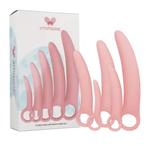 Set aus fünf rosa Silikon-Dilatatoren mit Griffen, neben der Verpackung mit Schmetterlingsdesign.
