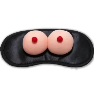 Schlafmaske mit zwei gepolsterten, brustähnlichen Formen auf schwarzem Stoff.