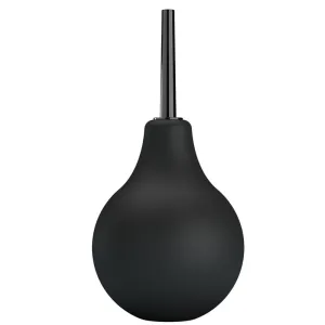 Schwarze Gummiballonspritze mit langem, schmalem Ausguss vor weißem Hintergrund.