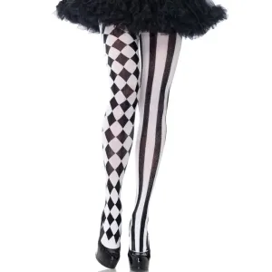 Schwarz-weiße Strumpfhose, ein Bein kariert, das andere gestreift, mit schwarzem Rock und schwarzen Schuhen.