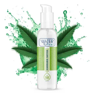 Flasche mit Cannabis Sativa Gel, umgeben von grünen Blättern und Wasserspritzern.