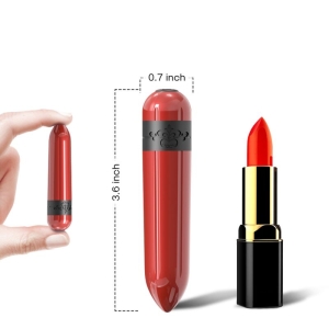 Roter zylinderförmiger Gegenstand, 3,6 Zoll, neben rotem Lippenstift. Hand hält den Gegenstand.