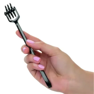 Hand hält eine schwarze Gabel mit mehreren Zinken, vor weißem Hintergrund.