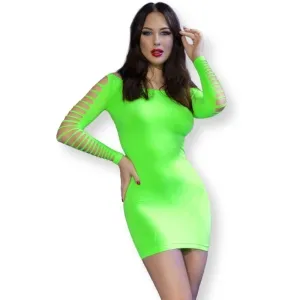 Frau in einem neon-grünen Kleid mit ausgeschnittenen Ärmeln, posiert vor weißem Hintergrund.