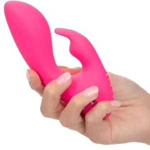 Hand hält pinken Vibrator mit zwei Enden.