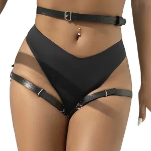 Person in schwarzem Bikini mit Lederriemen und Bauchnabelpiercing.