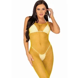 Frau in gelbem Netzkleid über weißem Bikini, mit langen Haaren und Ohrringen.