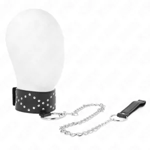 Schwarzes Halsband mit Nieten und Kette, verbunden mit einem Griff.